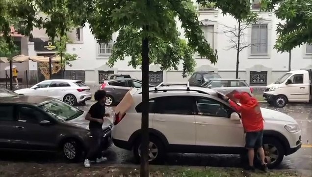 Il video della violenta grandinata che si è abbattuta su Milano: i chicchi danneggiano le carrozzerie delle auto