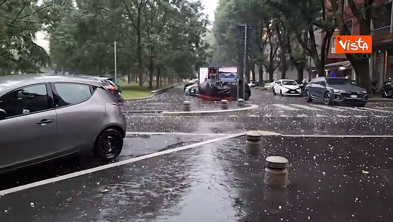 Le impressionanti immagini del nubifragio a Milano, chicchi di grandine grossi quasi quanto un palmo