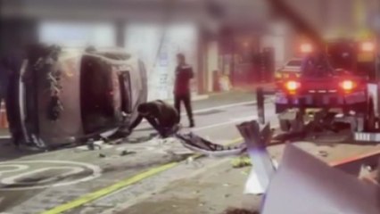 가로등 들이받고 차 전복되자 줄행랑...경찰, 추적 중 / YTN