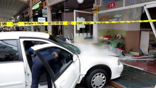 횟집에 차량 돌진해 1명 경상...70대 운전자 급발진 / YTN