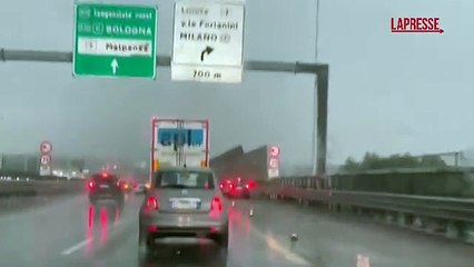 Maltempo, bomba d'acqua su Milano: il video della grandinata in tangenziale ripresa dall'abitacolo di un'auto