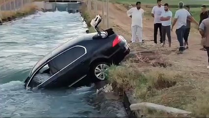 Haliliye’de otomobil sulama kanalına uçtu, sürücü ölümden döndü