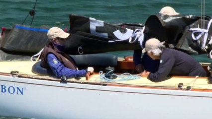El rey Juan Carlos saluda a los medios y se reencuentra con la Infanta Elena en Sanxenxo