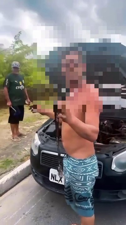 Homens são flagrados furtando placas de trânsito e culpam Lula: 'Se ele rouba, eu posso roubar também'