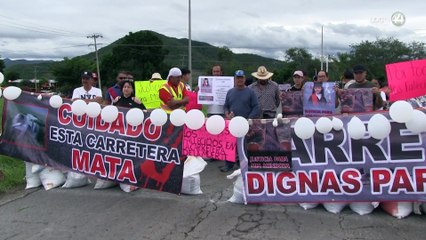 Ciudadanos cierran carretera 110 Jiquilpan - Manzanillo por estar en malas condiciones