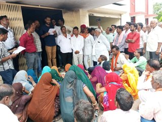 Video: आम जन  शहरी सुविधाओं के नाम पर बेवजह परेशान , हिण्डोली नगरपालिका के बाहर करो गांव