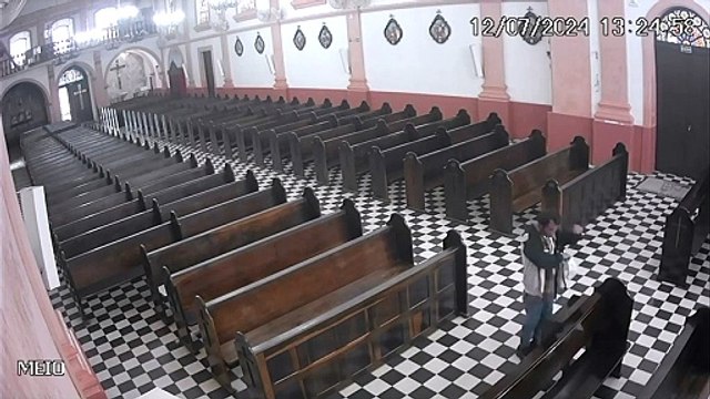 Câmeras de segurança mostram homem furtando mesinha de folhetos na Catedral