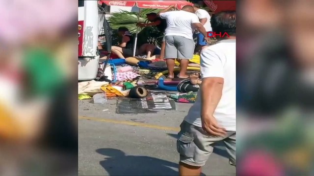 Tur otobüsü park halindeki araçlara çarptı, 1 çocuk öldü, 33 yaralı