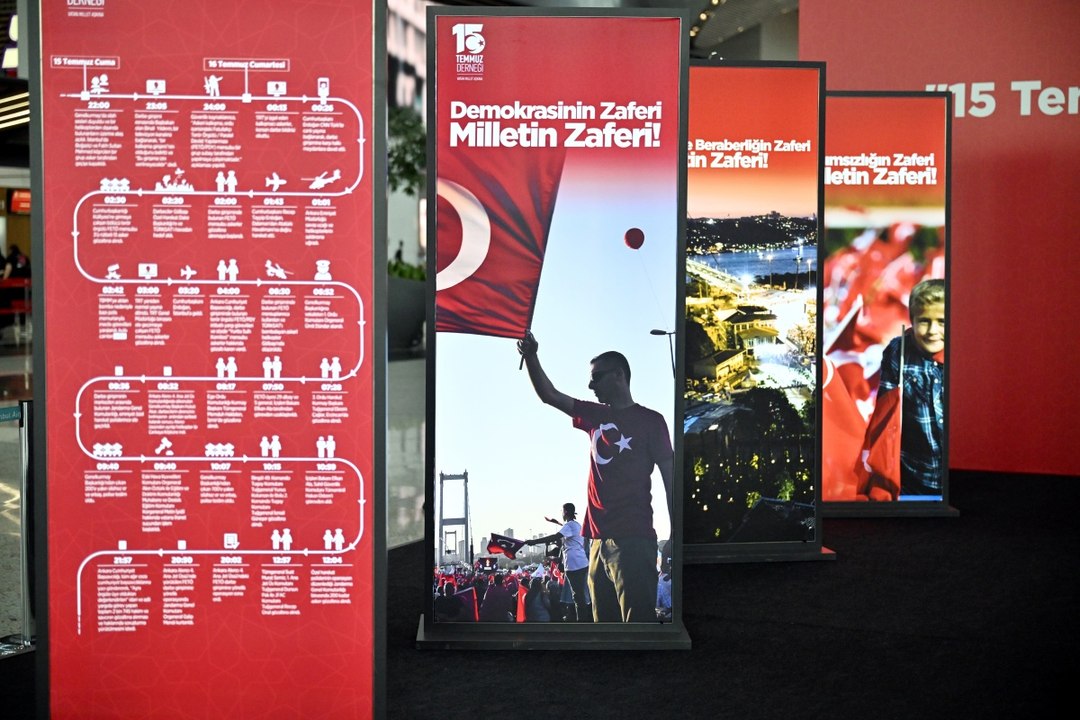 "15 Temmuz Demokrasi ve Milli Birlik Günü" sergisi İstanbul Havalimanı'nda açıldı!