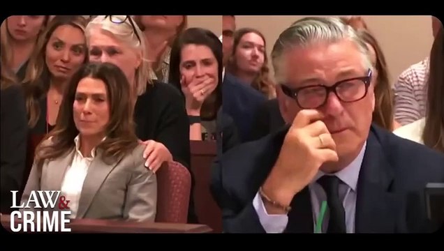 Alec Baldwin : Il est en larmes en en apprenant en direct que son procès pour homicide involontaire sur le tournage du film Rust est annulé à cause d'un vice de procédure!
