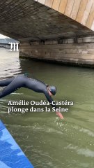 La ministre des sports, Amélie Oudéa-Castéra, se baigne dans la Seine