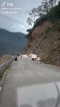 Des drones utilisés pour transporter des sacs de ciment au-dessus d'une gorge, en ChineCette vidéo qui circule sur les réseaux sociaux a été filmée dans la préfecture autonome lisu de Nujiang.