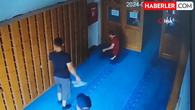 Sultangazi'de camiden çaldığı ayakkabıyı pantolonunun içine saklayan hırsız kamerada