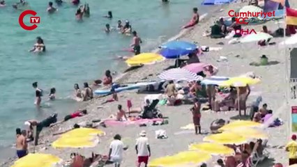 Antalya'da yüksek nem ve sıcak hava bunalttı, sahiller doldu