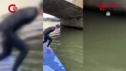 Fransa Spor Bakanı, olimpiyatlara 13 gün kala Sen Nehri'nde yüzdü