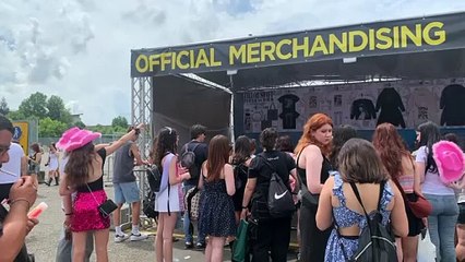 Taylor Swift a Milano, la ressa davanti all?official merchandising