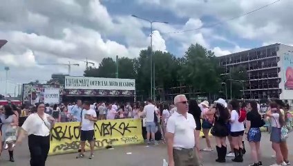 I fan di Taylor Swift in coda per il merchandising