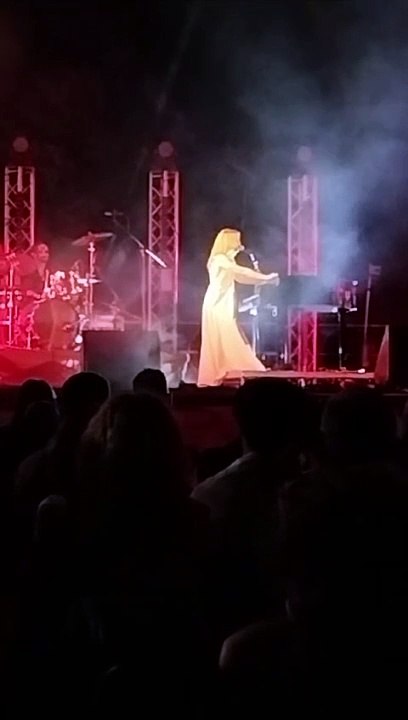 Noemi a Firenze ferma il concerto per salutare Artemisia: "Porto un fiore rosso in nome della sorellanza"
