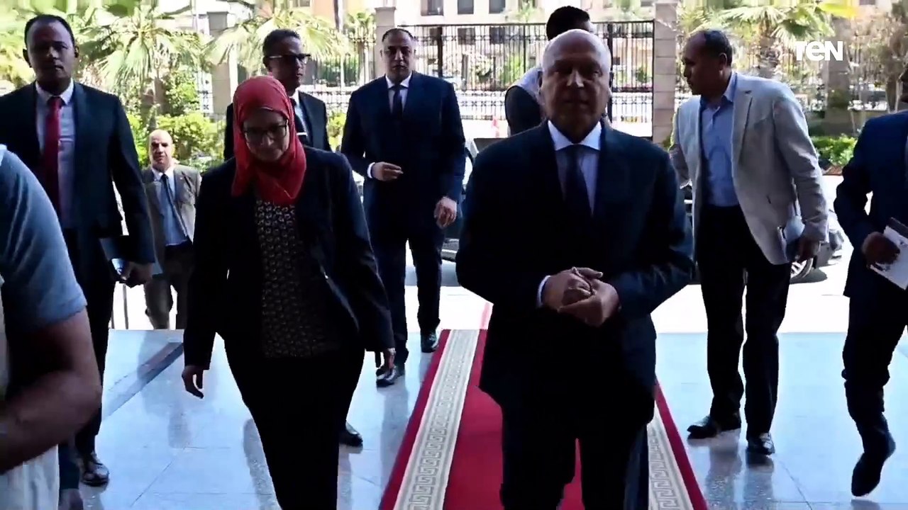 وزير الصناعة والنقل  يتفقد سير العمل بمقر الهيئة العامة للتنمية الصناعية