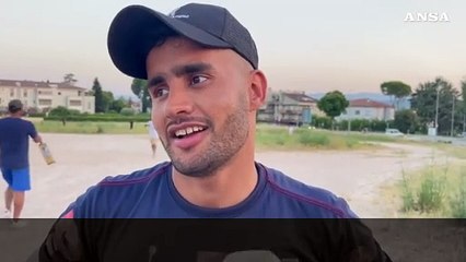 Foligno, giovani pakistani giocano a cricket in strada