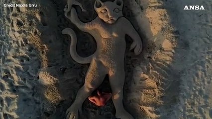 Gattino lanciato nel vuoto, la scultura di sabbia che inverte le parti