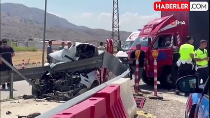 Elazığ'da feci kaza: Otomobil bariyerlere saplandı, 4 yaralı