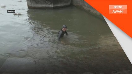 Menteri Sukan Perancis berenang, yakin Sungai Seine bersih
