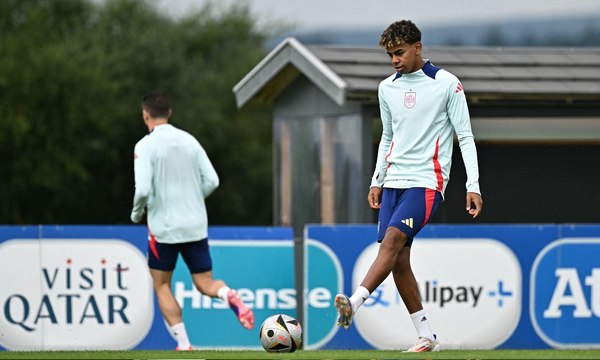 المنتخب الإسباني يختتم تحضيراته لمواجهة نظيره الإنجليزي