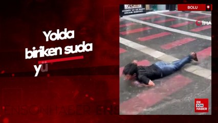Bolu'da yolda biriken suda yüzmeye çalışan çocuk