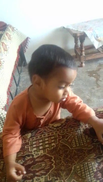 bacha kia kr raha hai