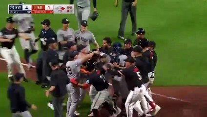 Los dugouts de Yankees y los Orioles se vaciaron durante la novena entrada en el partido del viernes por la noche.