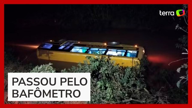 Ônibus escolar que levava crianças cai em rio de SC; motorista ingeriu álcool