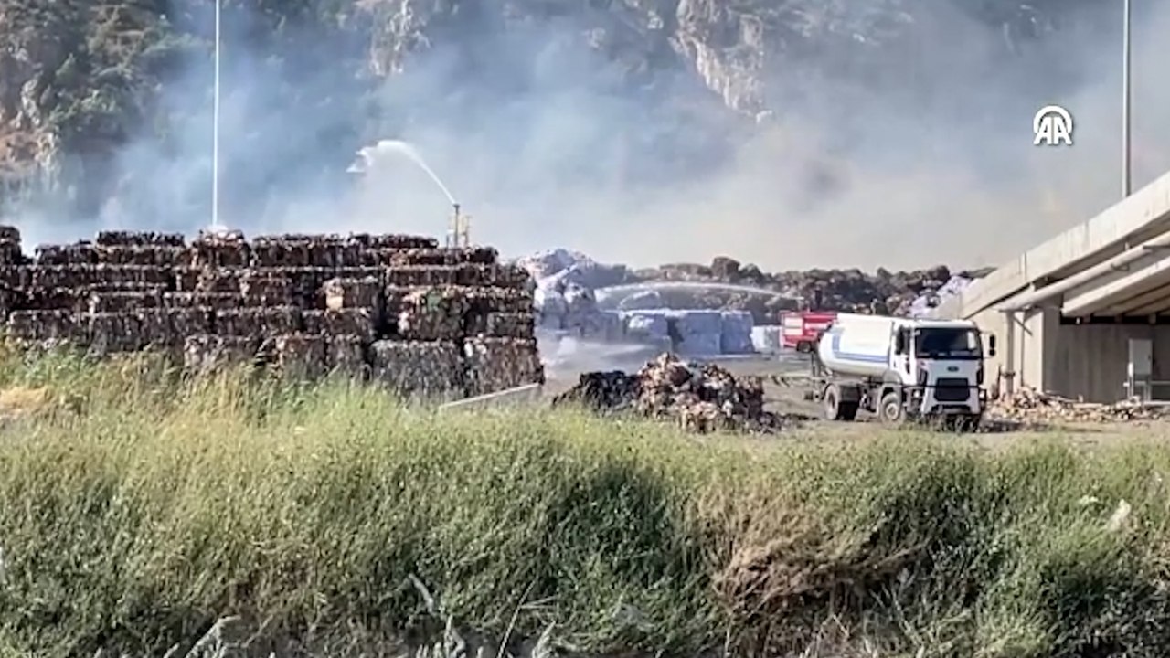 Kağıt fabrikasında çıkan yangına müdahale sürüyor