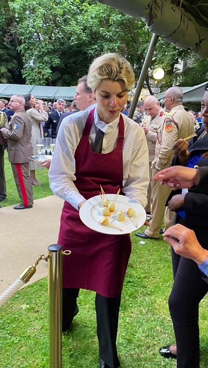 Il en va ainsi des petits fours ou des dragées au miel : l'indigestion guette la satiété qui ne sait se tenir   #Samedi #13juillet 2024, #hôtel de #Brienne #armee #francaise #France  #petitsfours #dragués #champagne 