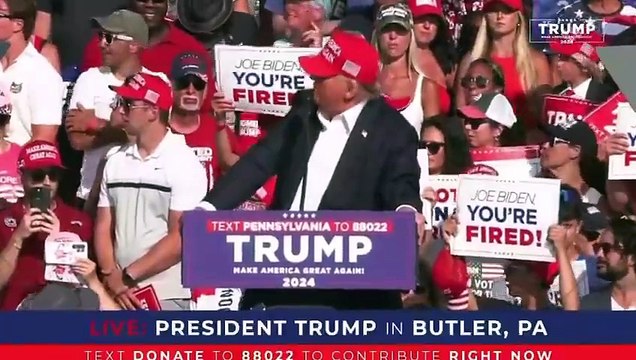 Donald Trump évacué après des détonations dans un meeting - Du sang visible sur le visage de l'ancien Président