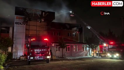 Şehirdeki tüm itfaiye ekiplerinin seferber olduğu fabrika yangını kontrol altında