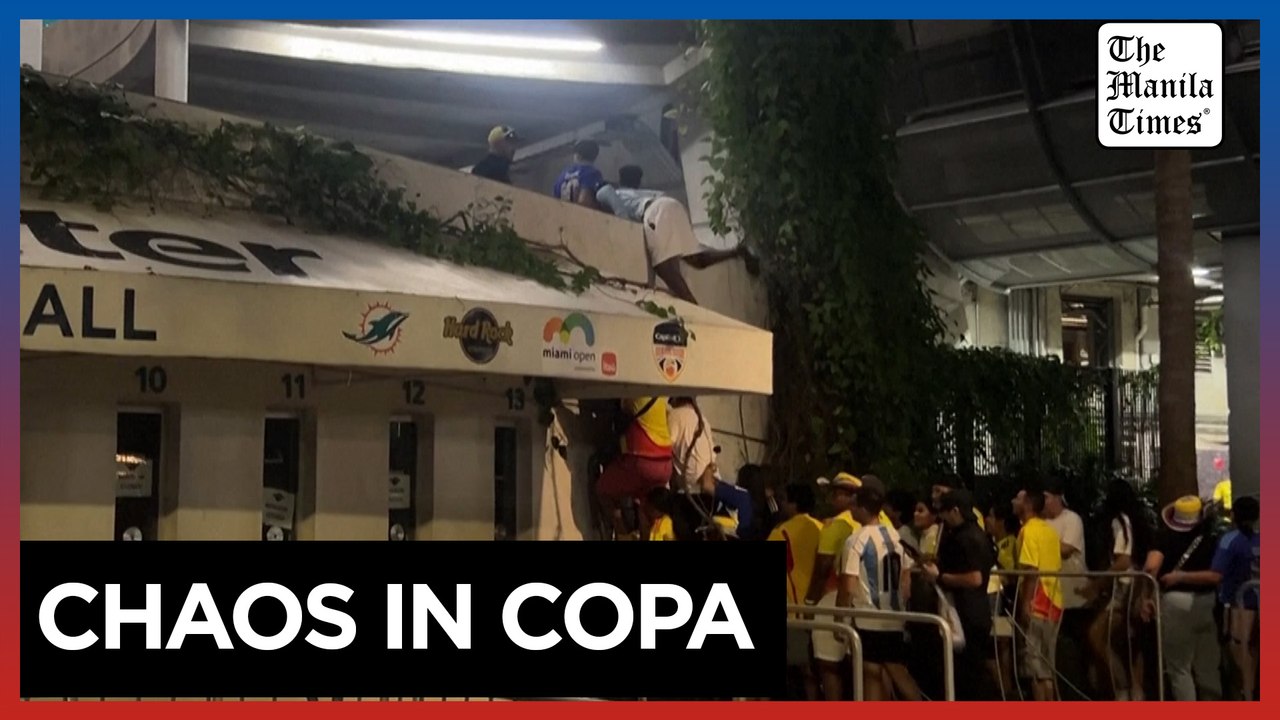 Ticketless fans climb over wall to get into Copa final