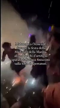 Venezia, fuochi artificiali sulla folla alla festa di Malamocco: fuggi fuggi generale e (lievi) feriti