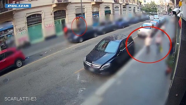 Milano, rapina due anziani dopo averli seguiti fino a casa: ecco le immagini che incastrano l'aggressore