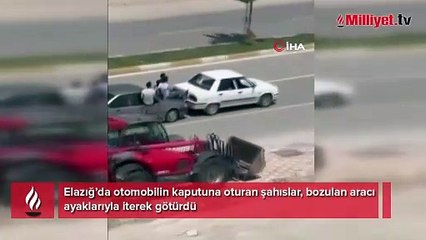 Tehlikeli yardımlaşma! Bozulan aracı böyle ittiler
