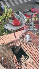 Los bomberos desalojan a Salvador Armesto de la casa ocupada