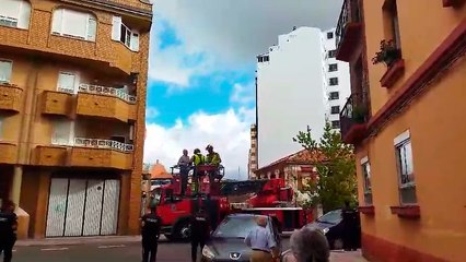 Los bomberos desalojan a Salvador Armesto de la casa ocupada