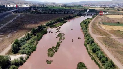 Mandalardan Afrika belgesellerini aratmayan görüntüler: Sıcak bunaltınca...