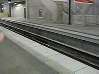 Régis saute le rail du metro