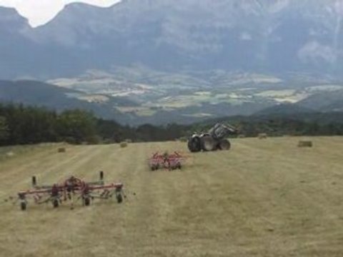 ramassage du foin a la ferme gabert a clelles en trièves