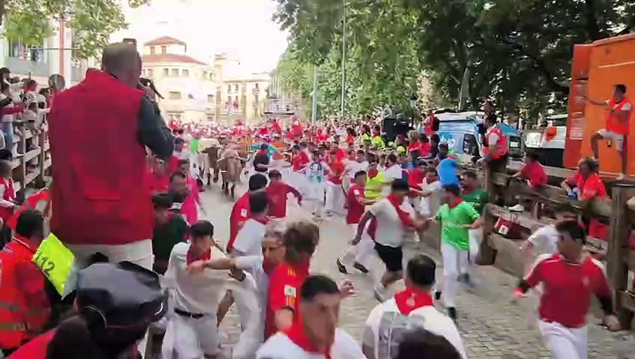 El peligroso montón en la bajada al callejón con los toros de Miura en el último encierro de San Fermín