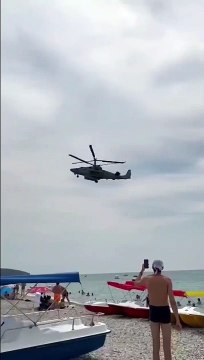 Quand un hélicoptère vient survoler une plage...