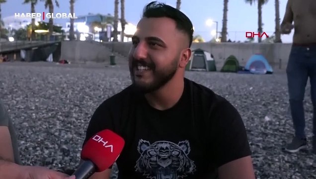 Konyaaltı Sahili'nde dikkat çeken görüntüler: Sıcaktan bunalınca geceyi sahilde geçirdiler