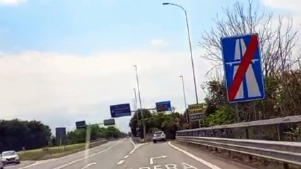 Operai della manutenzione del verde in strada senza protezione