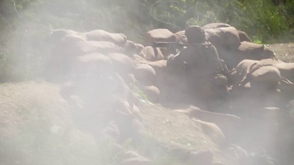 Avec l'armée française qui s'entraîne dans les tranchées